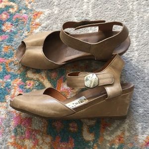 Taos | Taupe wedge sandals
